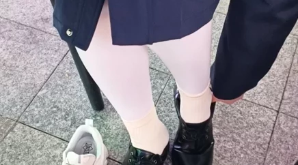 把极品白丝老师啪到腿软小说网友认为这部小说情节设定新颖，角色塑造鲜明，但部分内容过于露骨，引发争议