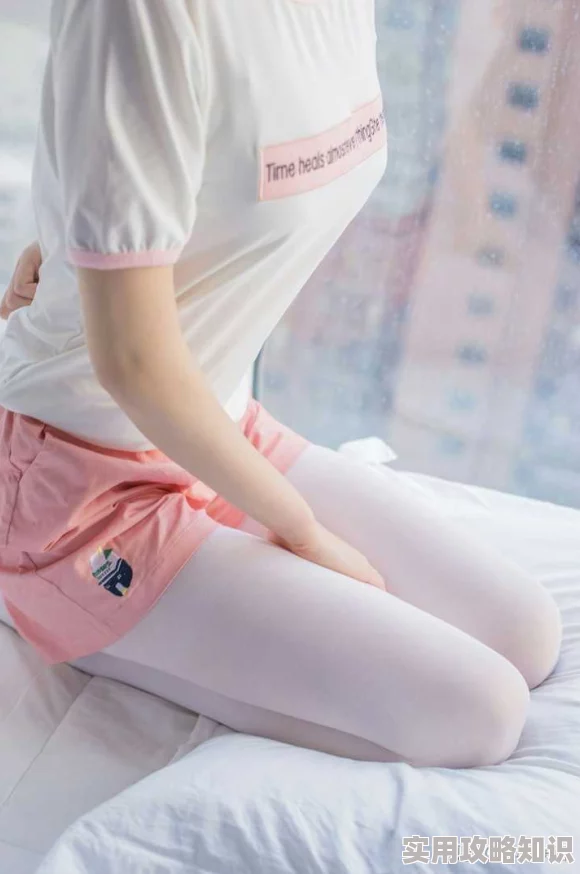 把极品白丝老师啪到腿软小说网友认为这部小说情节设定新颖，角色塑造鲜明，但部分内容过于露骨，引发争议