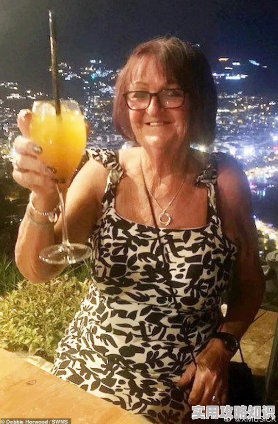 BBWBBWBBWBBW老妇＂震惊全网！疑似年轻男性与老妇豪华约会，瞬间引发热议！