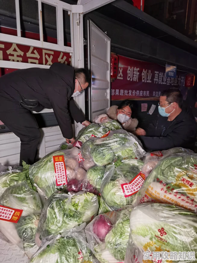 大爷你的东西太大了菜市场卖瓜的大爷秤坏了称出一个八十斤的大西瓜引来众人围观