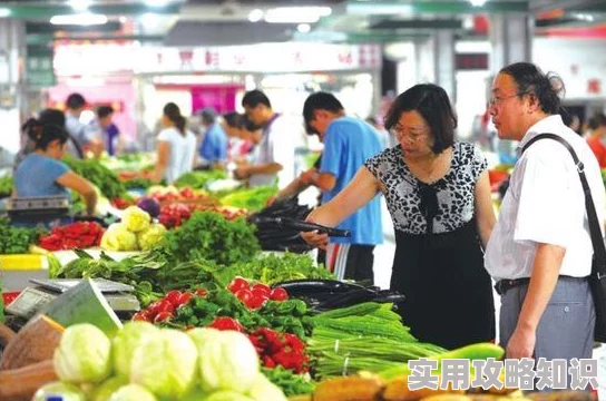 大爷你的东西太大了菜市场卖瓜的大爷秤坏了称出一个八十斤的大西瓜引来众人围观