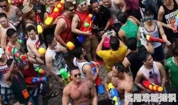 国产chinesegay澡堂洗澡网友称尺度大胆画面劲爆引发争议